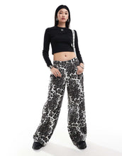 Load image into Gallery viewer, HUGO Red long sleeve baby t-shirt black