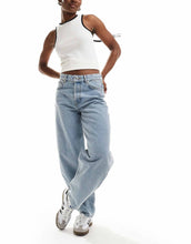 Load image into Gallery viewer, HUGO Gimine tapered jeans light wash