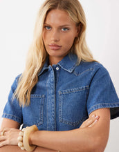 Load image into Gallery viewer, DESIGN denim crop shirt mid blue