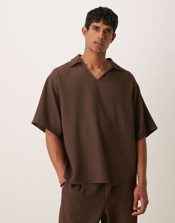 DESIGN oversized revere plisse polo brown