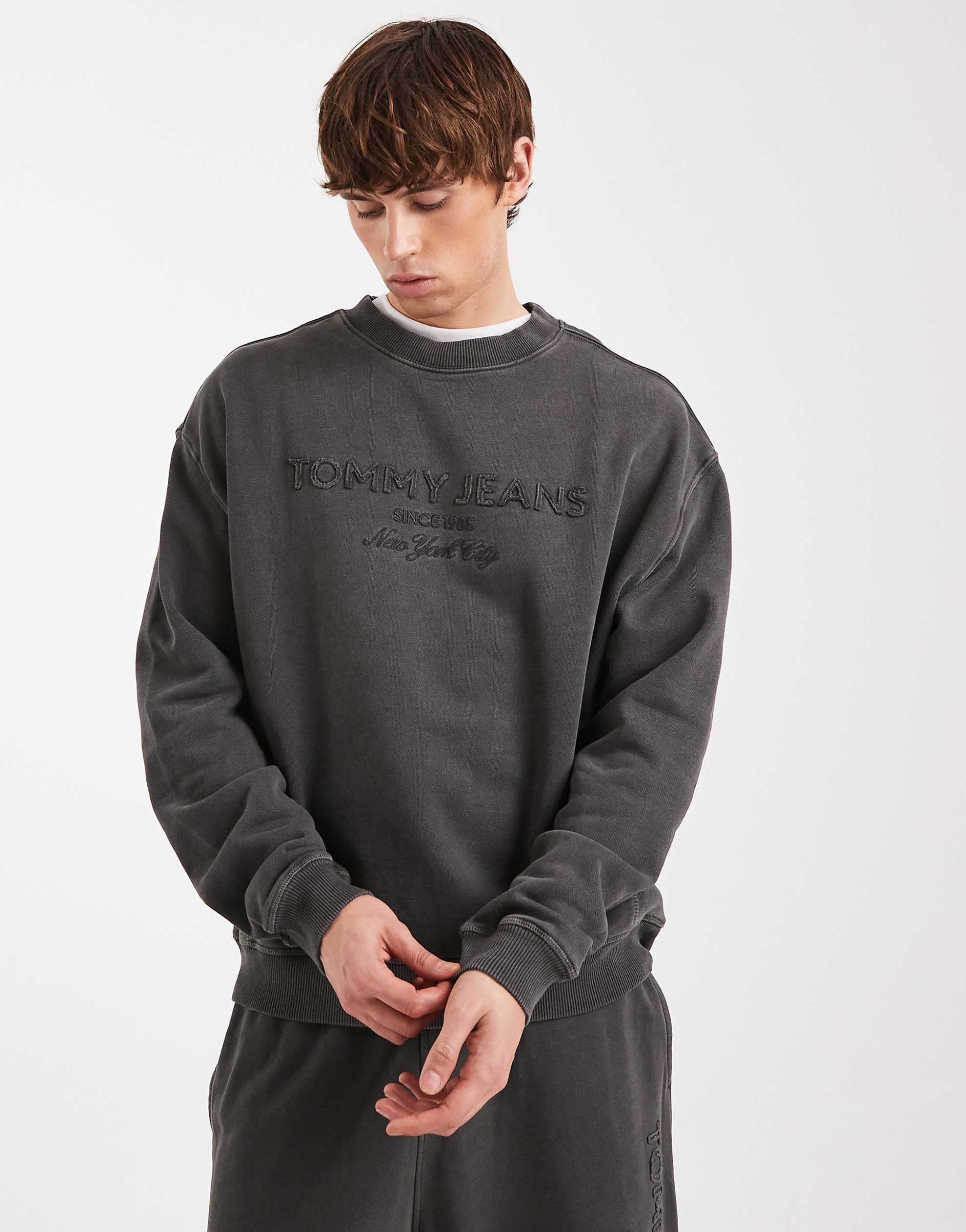 Tommy Jeans lifted classic centre logo sweatshirt washed black