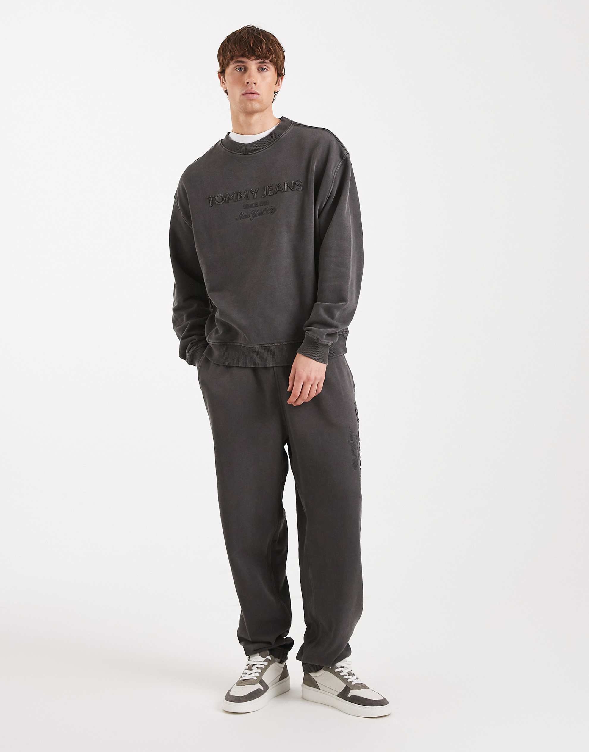 Tommy Jeans lifted classic centre logo sweatshirt washed black