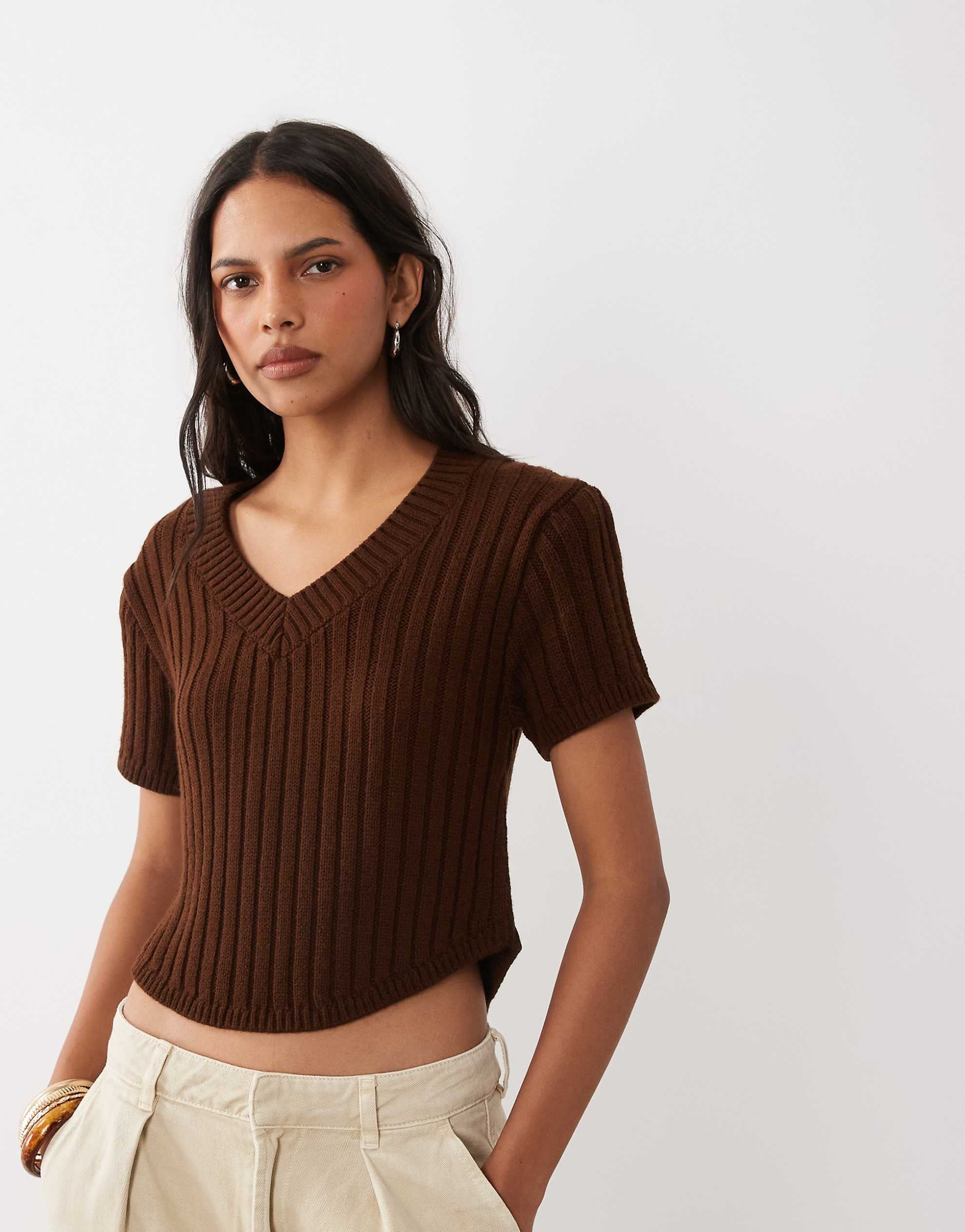 DESIGN knitted v neck short sleeve top curved hem chocolate brown