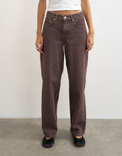 Load image into Gallery viewer, Cinch low rise relaxed jean chocolate