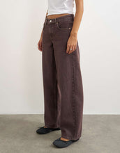 Load image into Gallery viewer, Cinch low rise relaxed jean chocolate