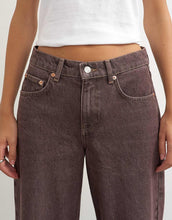 Load image into Gallery viewer, Cinch low rise relaxed jean chocolate