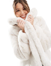 Load image into Gallery viewer, Morgan faux fur jacket white