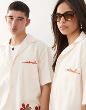 Load image into Gallery viewer, Reclaimed Vintage unisex short sleeve shirt flower ecru