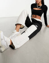 Load image into Gallery viewer, The North Face TNF Nylon joggers black white