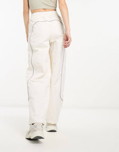 The North Face Tek woven track pants cream