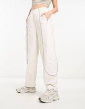 Load image into Gallery viewer, The North Face Tek woven track pants cream