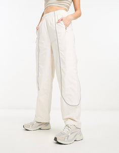 The North Face Tek woven track pants cream