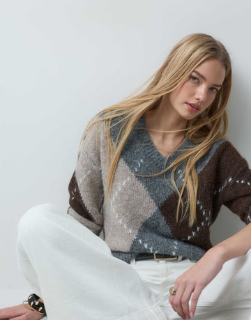 JDY knitted jumper in brown & grey argyle