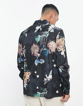 Load image into Gallery viewer, DESIGN relaxed deep revere satin shirt dark floral