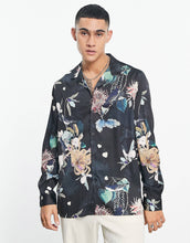 Load image into Gallery viewer, DESIGN relaxed deep revere satin shirt dark floral