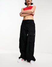 Load image into Gallery viewer, HUGO Hanefi relaxed fit cargo trousers black
