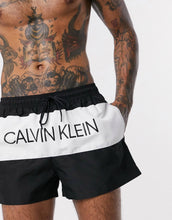 Load image into Gallery viewer, Shorce Calvin Klein Placed