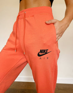 Nike Air jogger in coral