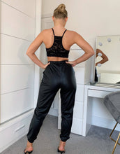 Load image into Gallery viewer, Leather look jogger - Trenerka të poshtme