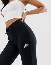 Load image into Gallery viewer, Nike Black Essentials Slim - Trenerka të poshtme