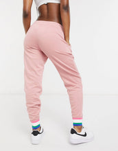 Load image into Gallery viewer, Nike heritage fleece joggers