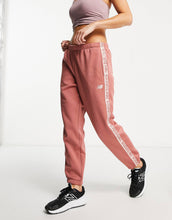Load image into Gallery viewer, New Balance Running Relentless joggers dusky pink