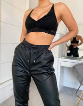 Load image into Gallery viewer, Leather look jogger - Trenerka të poshtme