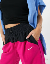 Load image into Gallery viewer, Nike Icon Clashdark pink and black
