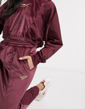 Load image into Gallery viewer, Reebok Classics Velour - Trenerka të poshtme