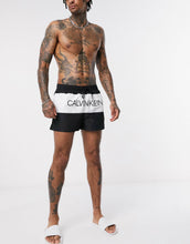 Load image into Gallery viewer, Shorce Calvin Klein Placed