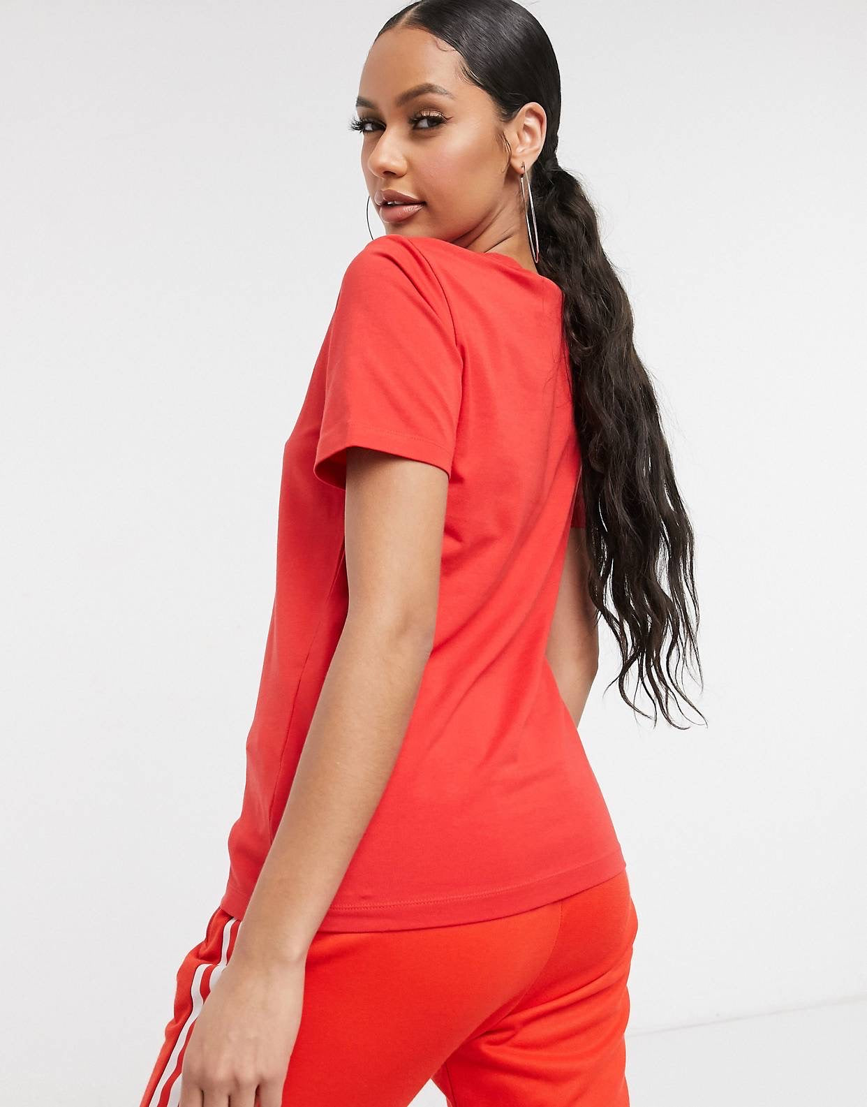 Maicë adidas Originals Trefoil in lush red