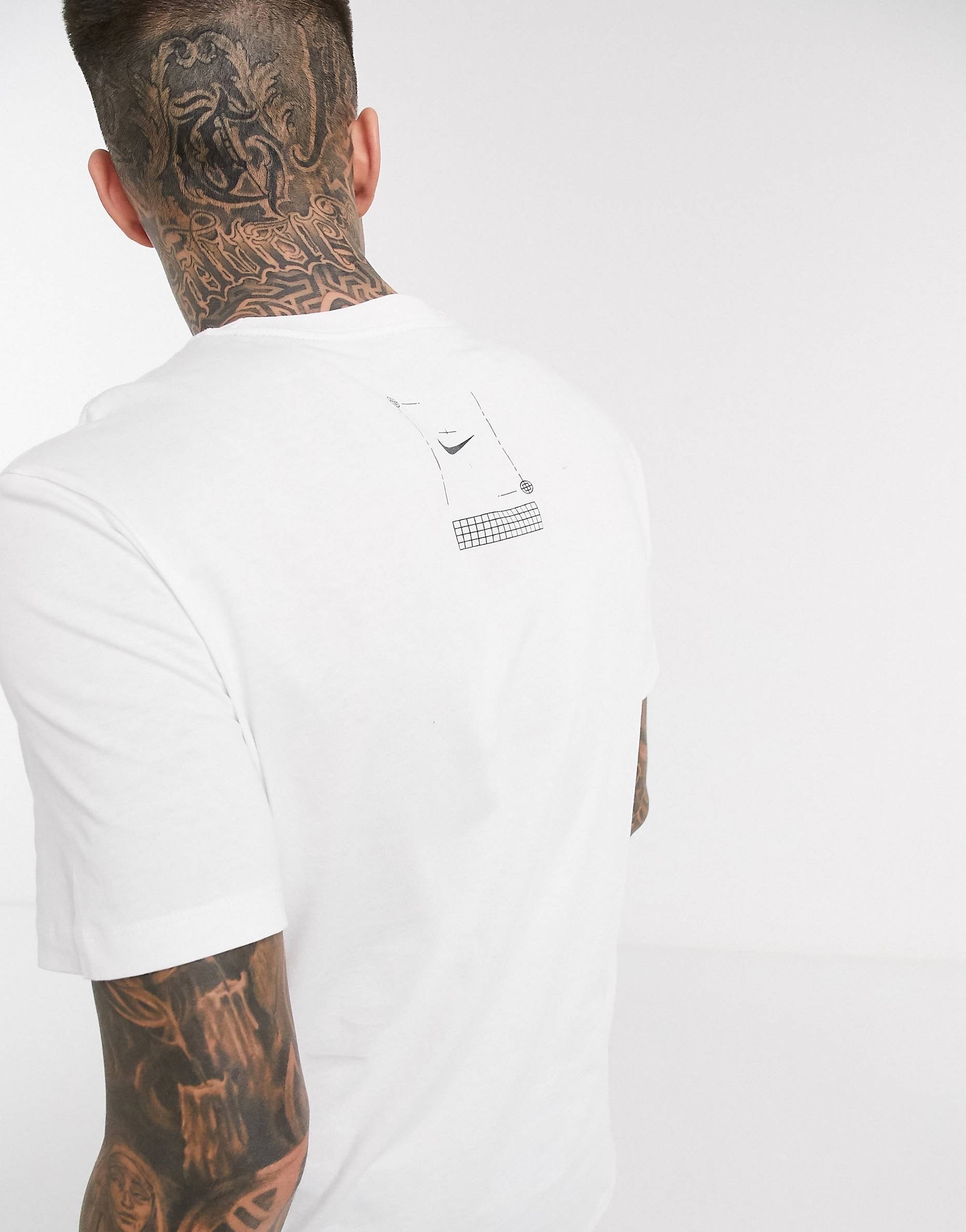 Maic Nike graphic outline swoosh