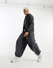 Load image into Gallery viewer, The North Face Heritage Cyclone jacket black