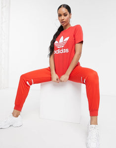 Maicë adidas Originals Trefoil in lush red