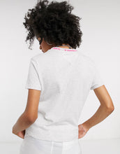 Load image into Gallery viewer, Maicë Tommy Jeans - in pale Grey