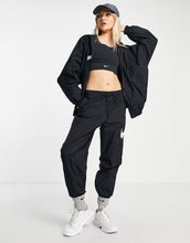Load image into Gallery viewer, Nike Essential jacket black