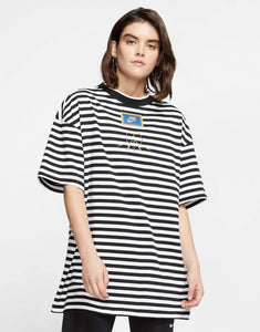 Maicë Nike Striped Peace Logo - Oversized