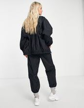Load image into Gallery viewer, Nike Essential jacket black
