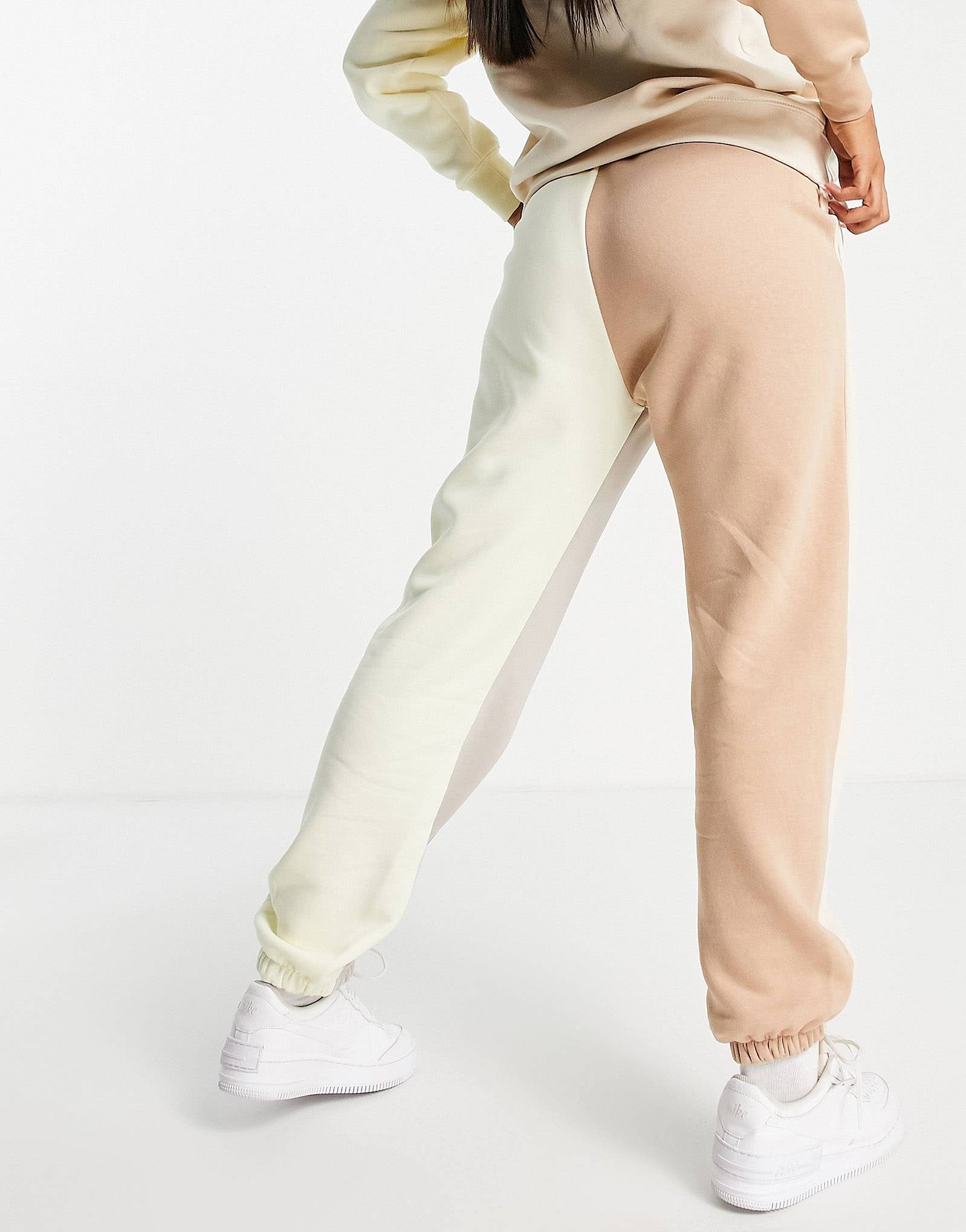 Nike metallic 2025 swoosh joggers