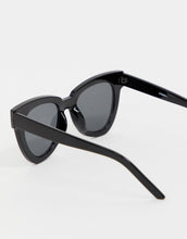 Load image into Gallery viewer, Syze Dielli - Chunky Flare