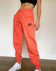 Nike Air jogger in coral